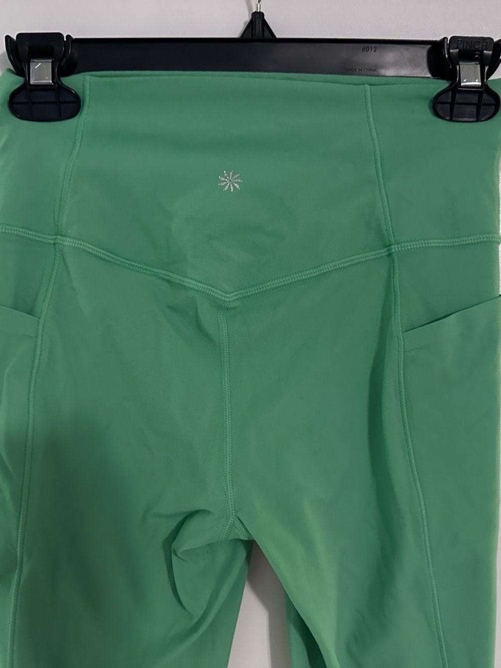 Athleta Salutation Stash Green Leggings - XS like new condition - Picture 6 of 8